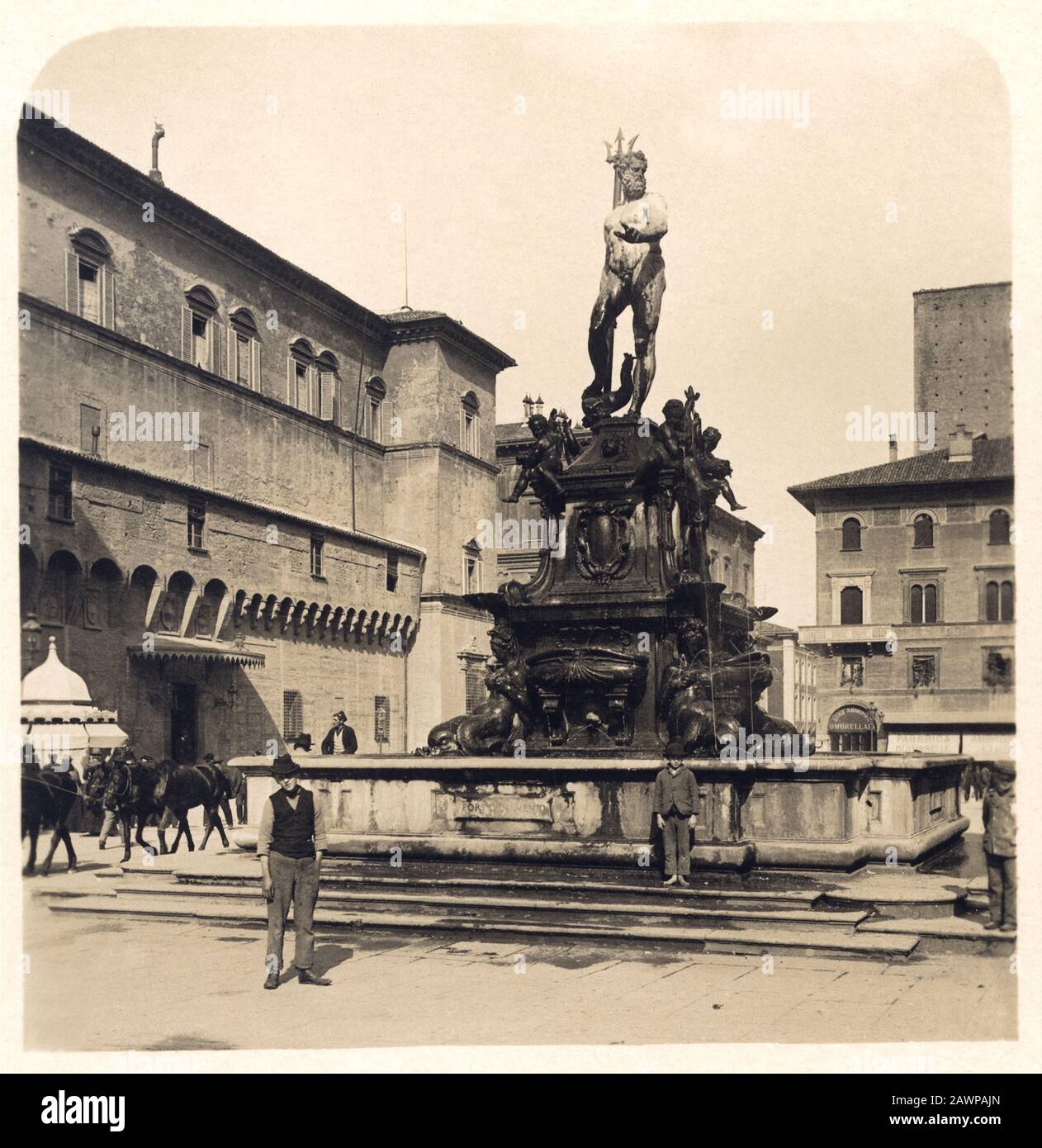 1905 ca , BOLOGNA , ITALIA : PIAZZA RE RENZO nei pressi DI PIAZZA MAGGIORE , DEL PALAZZO ACCURSIO (Municipio) e DELLA FONTANA DI NETTUNO dello scultore G. Foto Stock