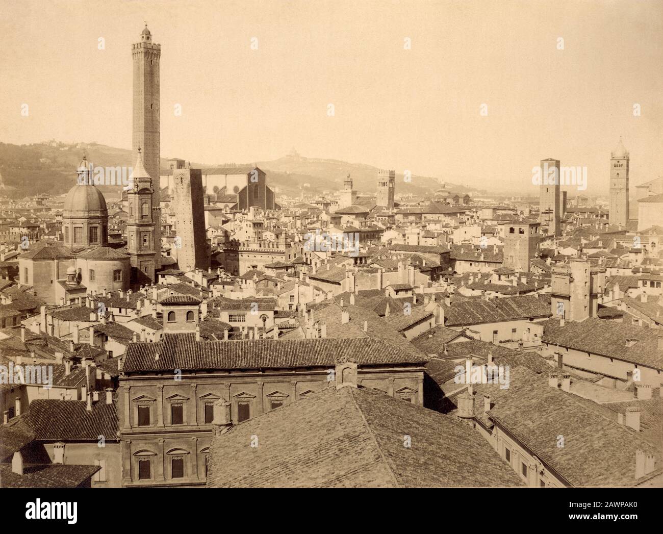 1890 ca , BOLOGNA , ITALIA : Vista con TORRE DEGLI ASINELLI e TORRE DELLA GARISENDA , la Chiesa di San Petronio e Palazzo Accursio , sullo sfondo della t. Foto Stock