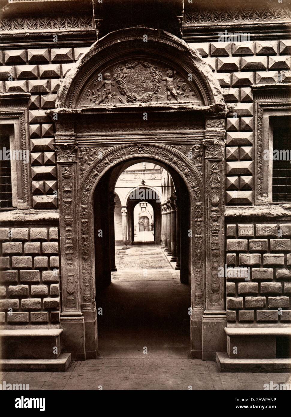 1875 ca , BOLOGNA, ITALIA : PALAZZO BEVILACQUA in Via D'Azeglio, 31. La porta con scolpitura di Francesco di Simone da Fiesole . Costruito a partire da 1477 t. Foto Stock