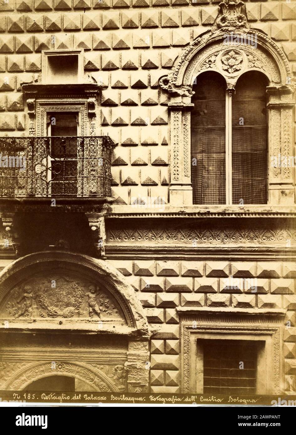 1875 ca , BOLOGNA, ITALIA : PALAZZO BEVILACQUA in Via D'Azeglio, 31. Foto di Fotografia dell'Emilia . La porta con scolpitura di Francesco di Sim Foto Stock