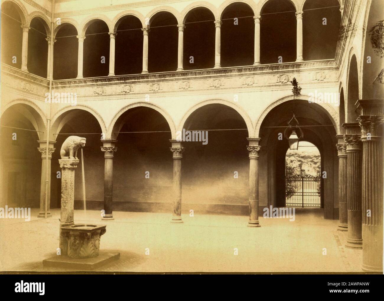 1875 ca , BOLOGNA, ITALIA : il cortile DI PALAZZO BEVILACQUA in Via D'Azeglio, 31. Costruito dal 1477 al 1482 dal giurista Niccolò Sanuti e dal suo wi Foto Stock
