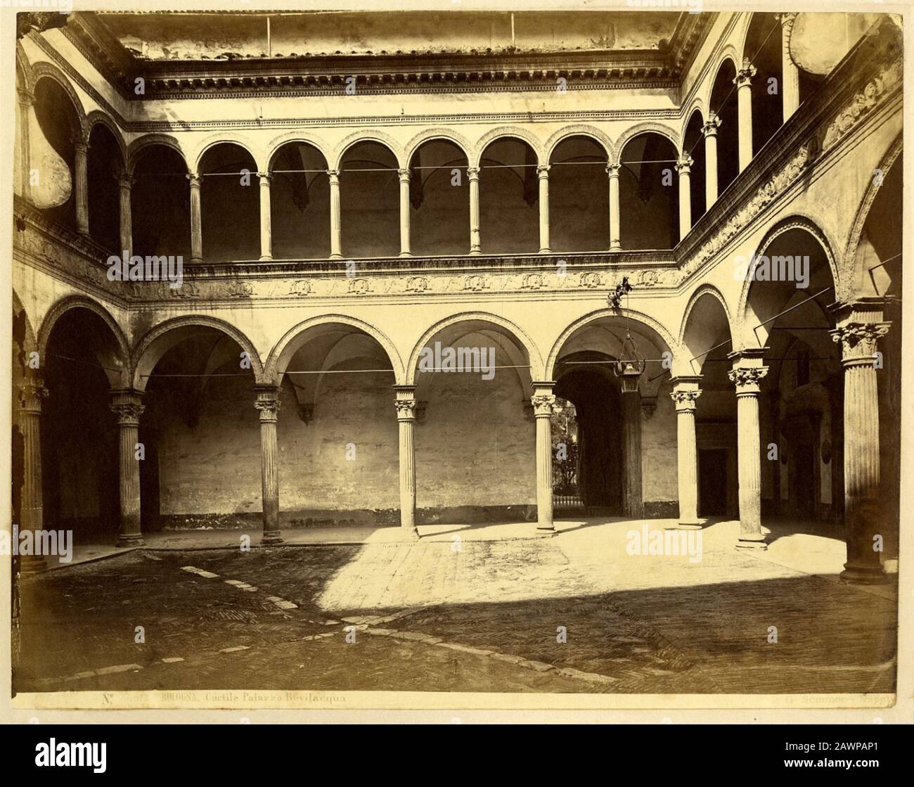 1870 ca , BOLOGNA, ITALIA : il cortile DI PALAZZO BEVILACQUA in Via D'Azeglio, 31. Costruito dal 1477 al 1482 dal giurista Niccolò Sanuti e dal suo wi Foto Stock