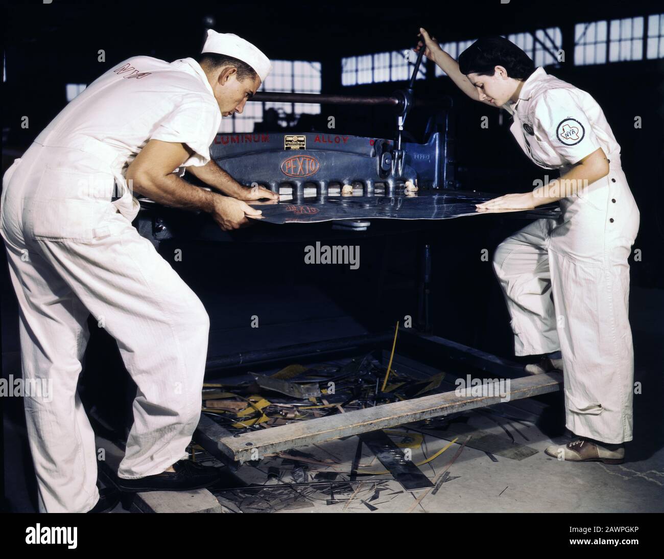 Due Dipendenti NYA ricevono un corso di formazione per imparare a lavorare una macchina Da Taglio, base aerea navale, Corpus Christi, Texas, USA, fotografia di Howard R. Hollem, U.S. Office of War Information, agosto 1942 Foto Stock