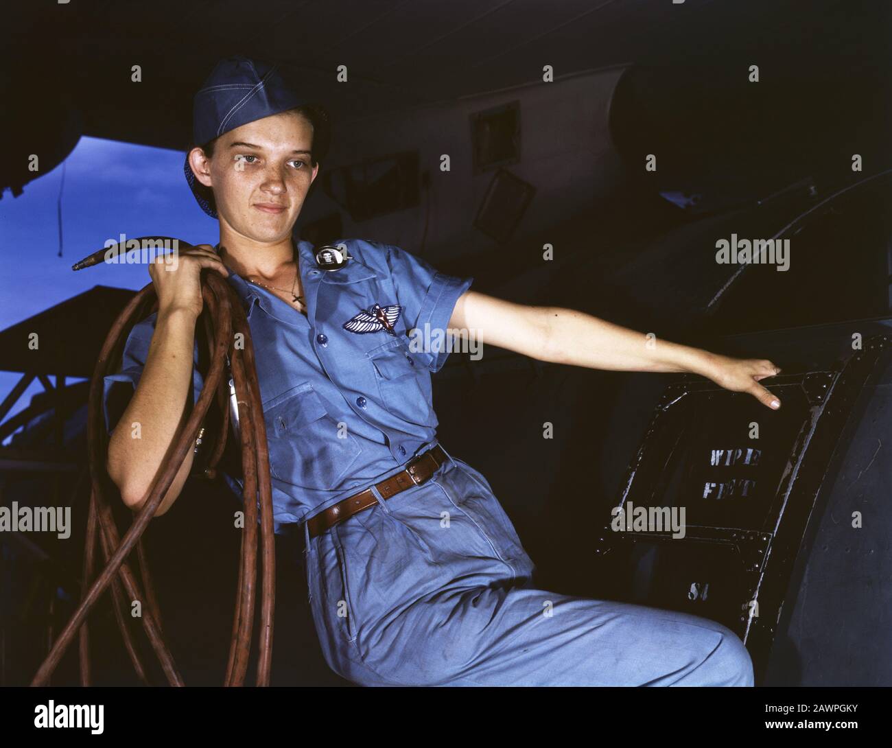 Lorena Craig, ex Department Store Girl, è ora un Cowler sotto il servizio civile, base aerea navale, Corpus Christi, Texas, USA, fotografia di Howard R. Hollem, U.S. Office of War Information, agosto 1942 Foto Stock