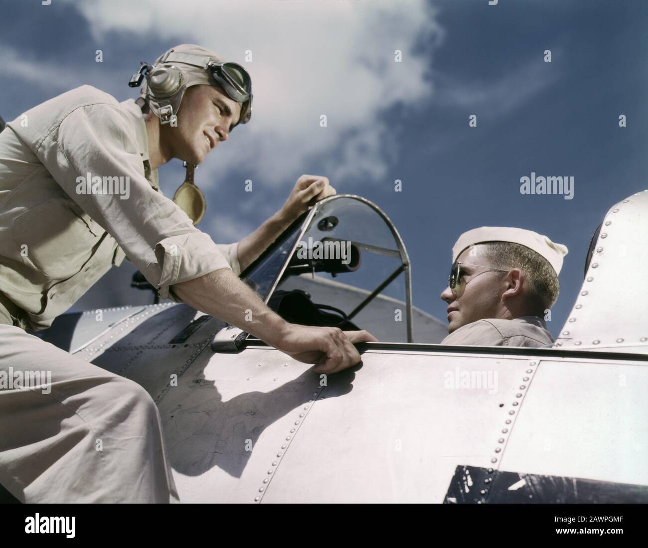 Ensign Noressey e Cadet Thenics alla base aerea navale, Corpus Christi, Texas, USA, fotografia di Howard R. Hollem, U.S. Office of War Information, agosto 1942 Foto Stock