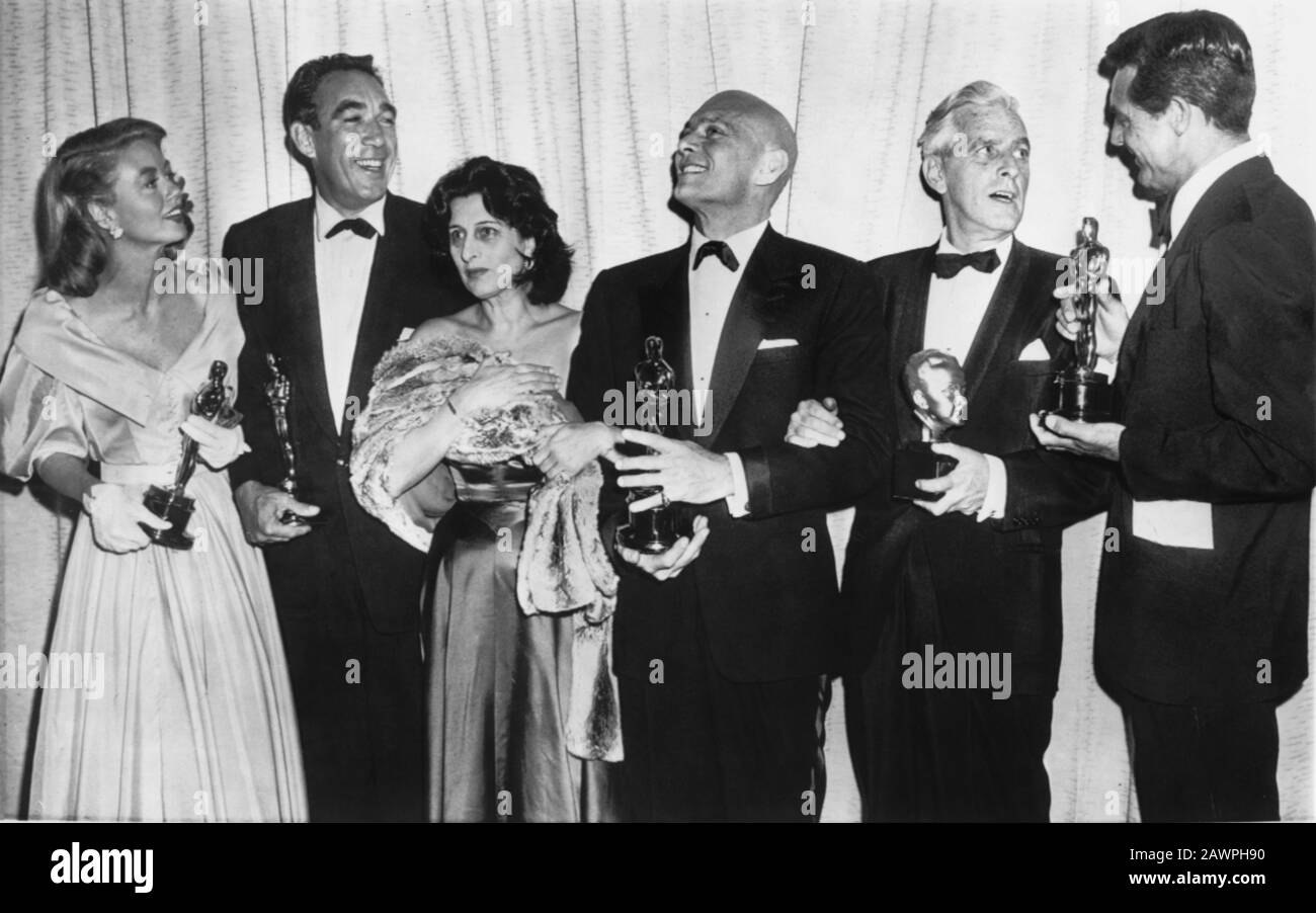 1957 , 28 marzo , HOLLYWOOD , USA : l'attrice cinematografica italiana ANNA MAGNANI ( 1908 - 1973 ) alla PRESENTAZIONE annuale DEL PREMIO ACADEMY . Dorothy MALONE , n. Foto Stock
