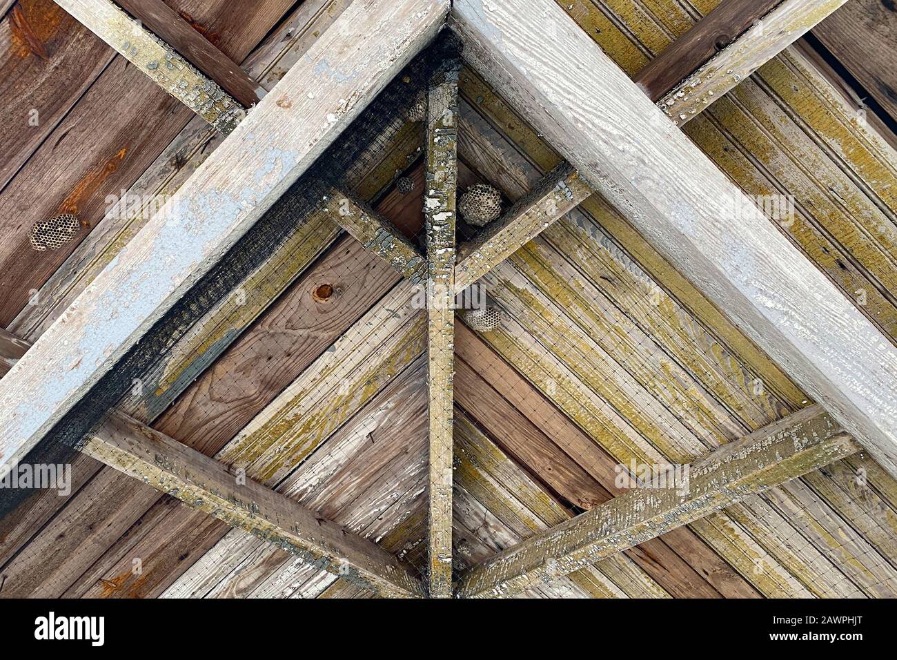 vecchio fienile tetto travi vintage con filo a rete Foto Stock