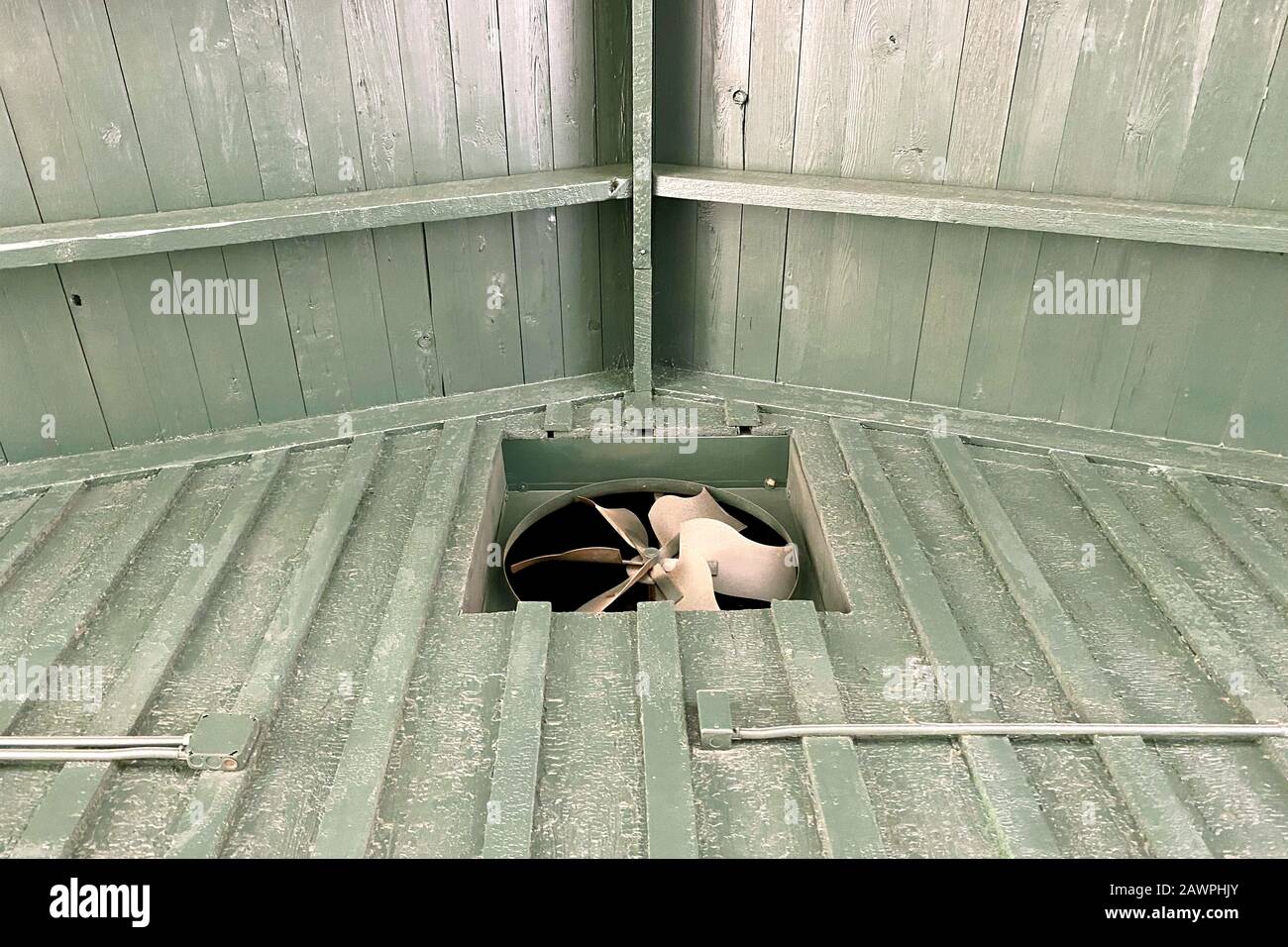 un interno sguardo su fienile verde ringhiera tetto e ventilatore di ventilazione Foto Stock