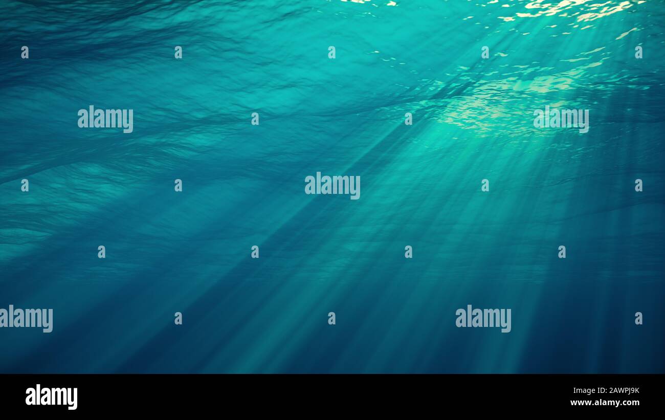 Vista subacquea con raggi solari che splendono e creano raggi di dio nel mare profondo Foto Stock