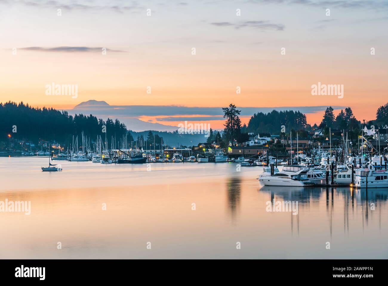 Alba sulla piccola città di Gig Harbor, Washington con il Monte Rainier come sfondo Foto Stock