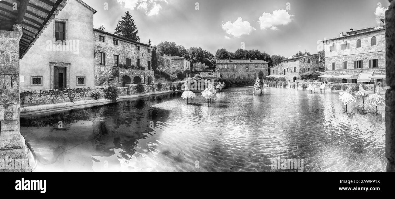 Vista panoramica delle iconiche terme medievali, punto di riferimento e visite turistiche nella città di bagno Vignoni, provincia di Siena, Toscana, Italia Foto Stock