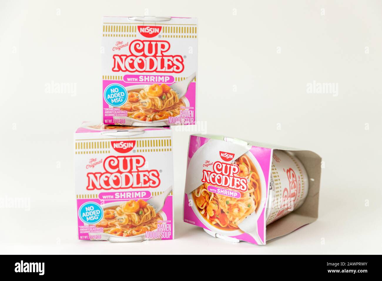 Princeton New Jersey 9 febbraio 2020: Noodle NISSIN Cup su sfondo bianco. Messa a fuoco selettiva. I noodle istantanei furono inventati nel 1958 da Momofuku Ando. Foto Stock