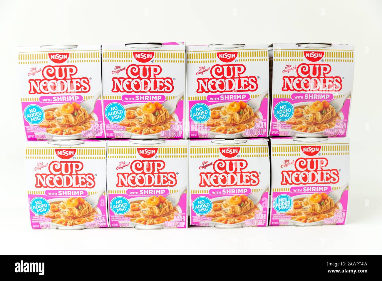 Princeton New Jersey 9 febbraio 2020: Noodle NISSIN Cup su sfondo bianco. Messa a fuoco selettiva. I noodle istantanei furono inventati nel 1958 da Momofuku Ando. Foto Stock