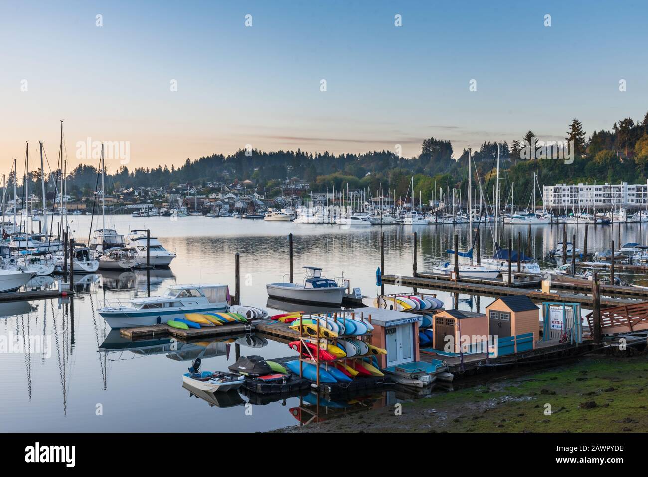 Alba sulla piccola città di Gig Harbor, Washington con il Monte Rainier come sfondo Foto Stock