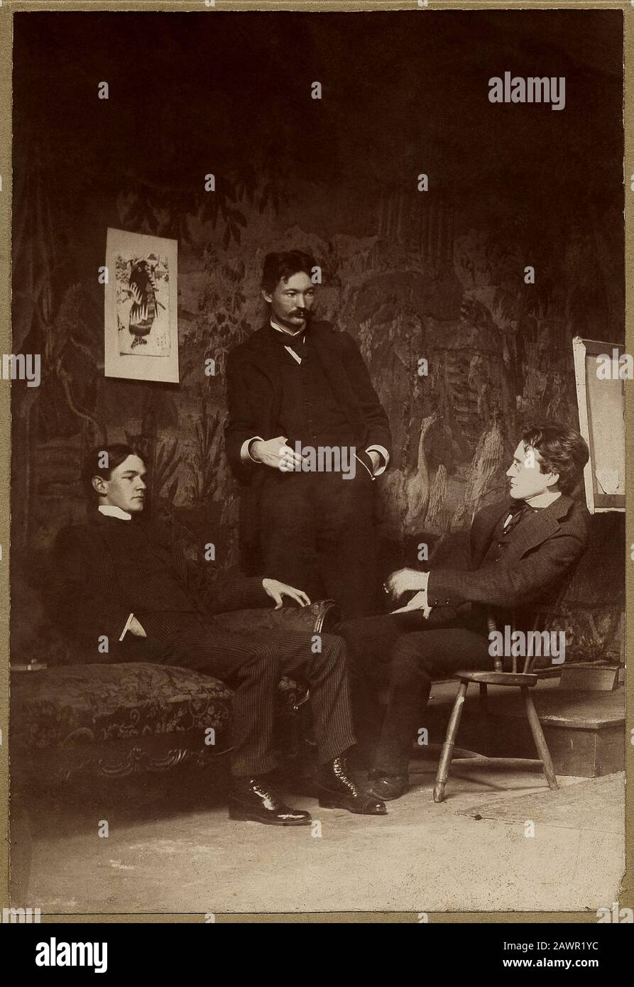 1897 ca , USA : i pittori americani EVERETT SHINN ( 1876 - 1953 ), ROBERT HENRI ( 1865 - 1929 ) e JOHN SLOAN ( 1871 - 1951 ), seduti in Henri Foto Stock
