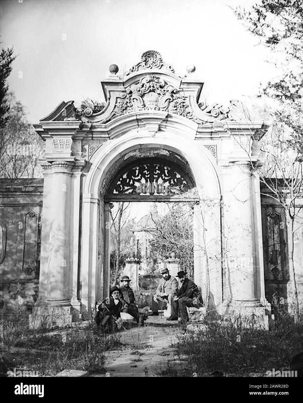 Gli stranieri scattano foto davanti al cancello del giardino in xiyanglou. Foto Stock