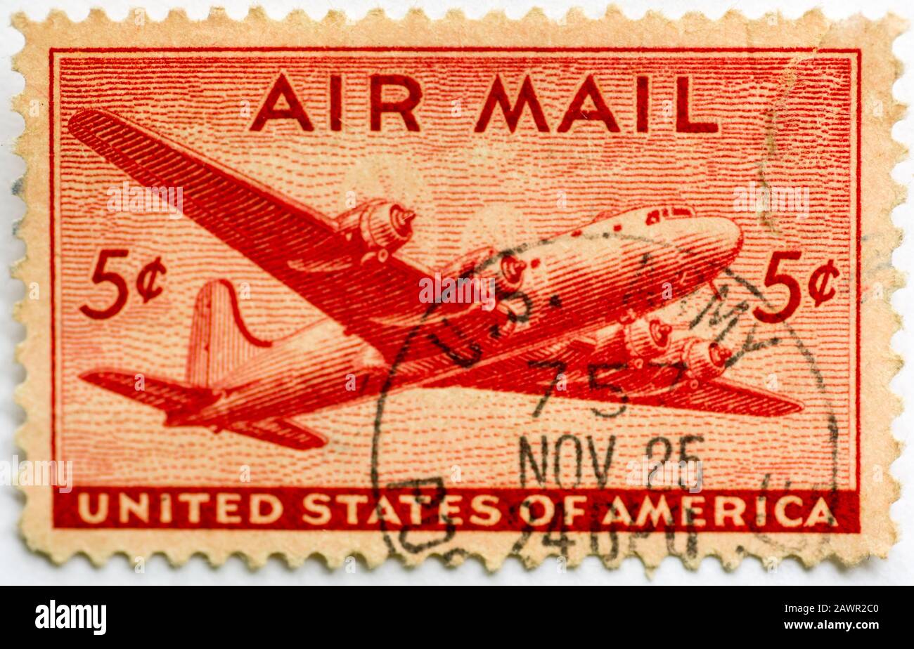 Un francobollo US Airmail del 1946 con un aeroplano di posta Douglas 'Shymaster'. Foto Stock