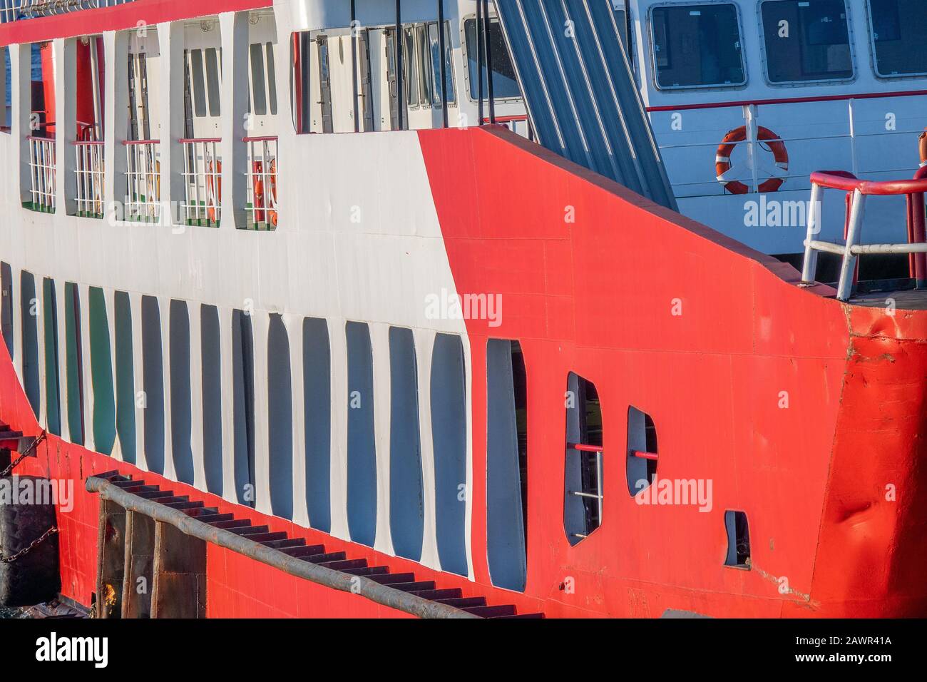 Primo piano dell'esterno di una moderna e rossa nave bianca Foto Stock