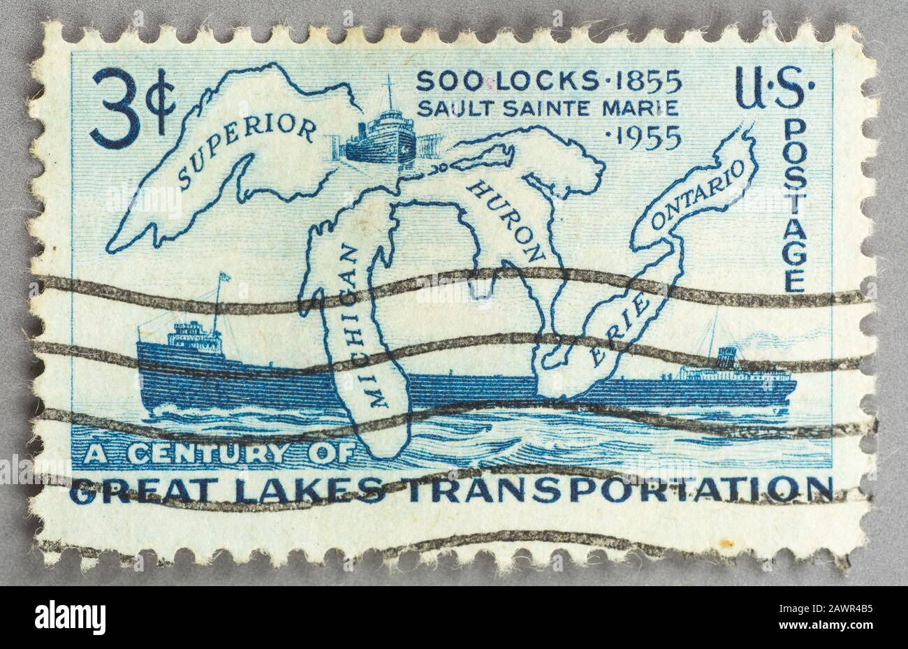 Un francobollo statunitense del 1955 che celebra Un Secolo di trasporto dei grandi Laghi. Foto Stock