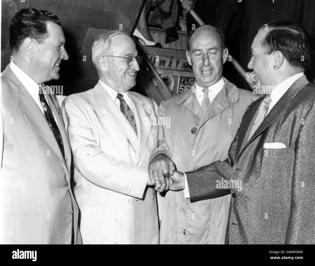 L'Ex Presidente Truman Scuote Le Mani Con Daley E Stevenson 2007-24. Foto Stock