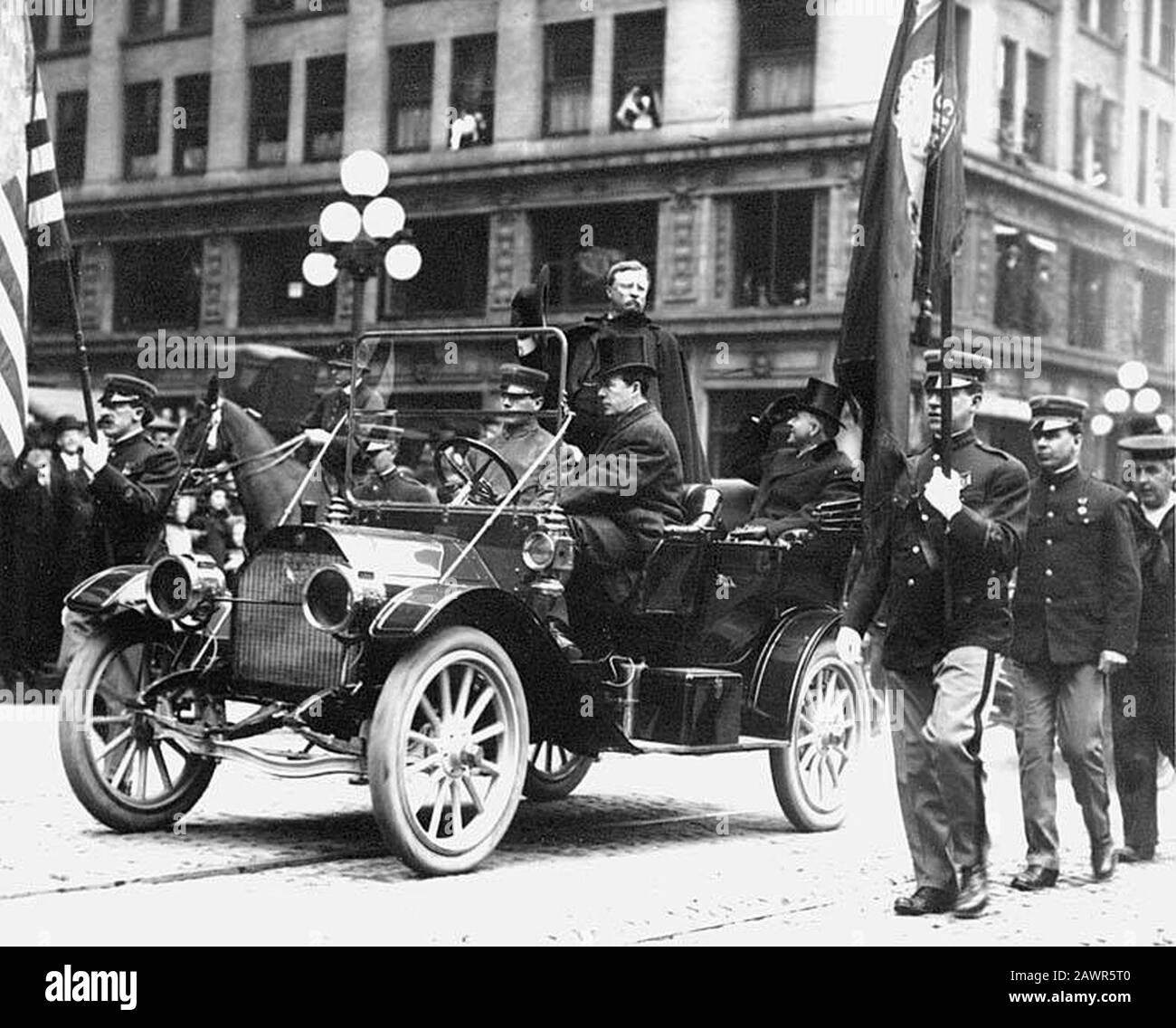 Ex presidente Theodore Roosevelt, capo del partito ‘Bull Moose‘, che si trova in un'automobile durante una parata, Seattle (CURTIS 983). Foto Stock