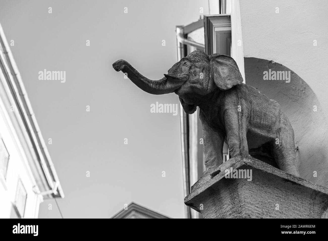 Foto in scala di grigi di una scultura di elefante come decorazione in la camera Foto Stock