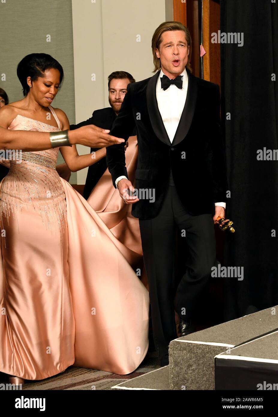 Regina King presenta Brad Pitt con il suo miglior attore di supporto Oscar Per Una Volta A Hollywood nella sala stampa al 92nd Academy Awards tenuto presso il Dolby Theatre di Hollywood, Los Angeles, USA. Foto Stock