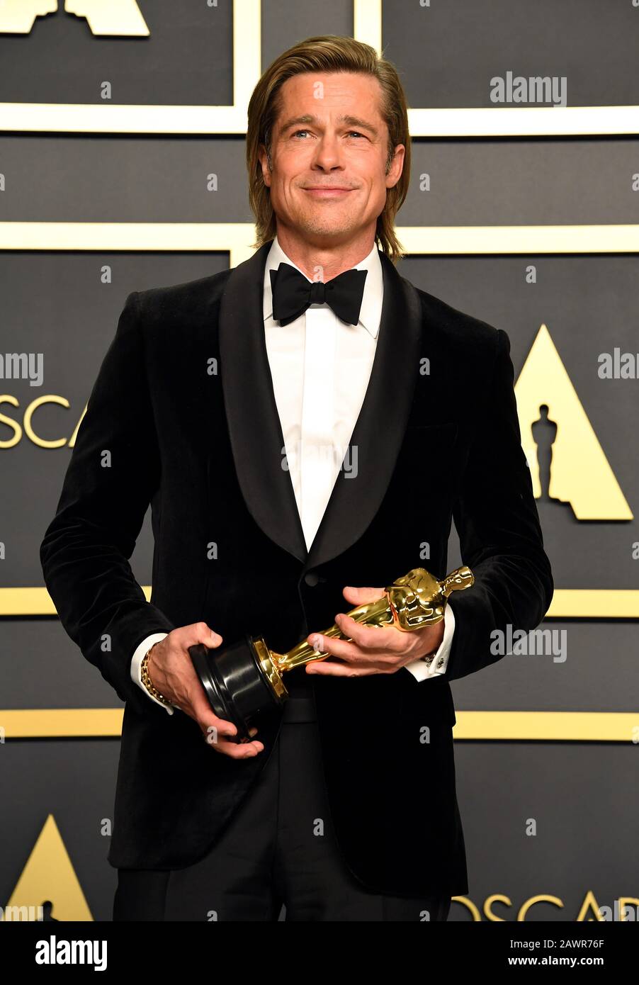 Brad Pitt con il suo miglior attore di supporto Oscar Per Una Volta A Hollywood nella sala stampa al 92nd Academy Awards tenutosi al Dolby Theatre di Hollywood, Los Angeles, USA. Foto Stock