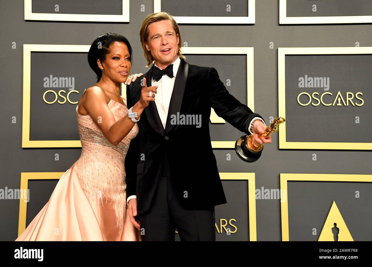 Regina King presenta Brad Pitt con il suo miglior attore di supporto Oscar Per Una Volta A Hollywood nella sala stampa al 92nd Academy Awards tenuto presso il Dolby Theatre di Hollywood, Los Angeles, USA. Foto Stock