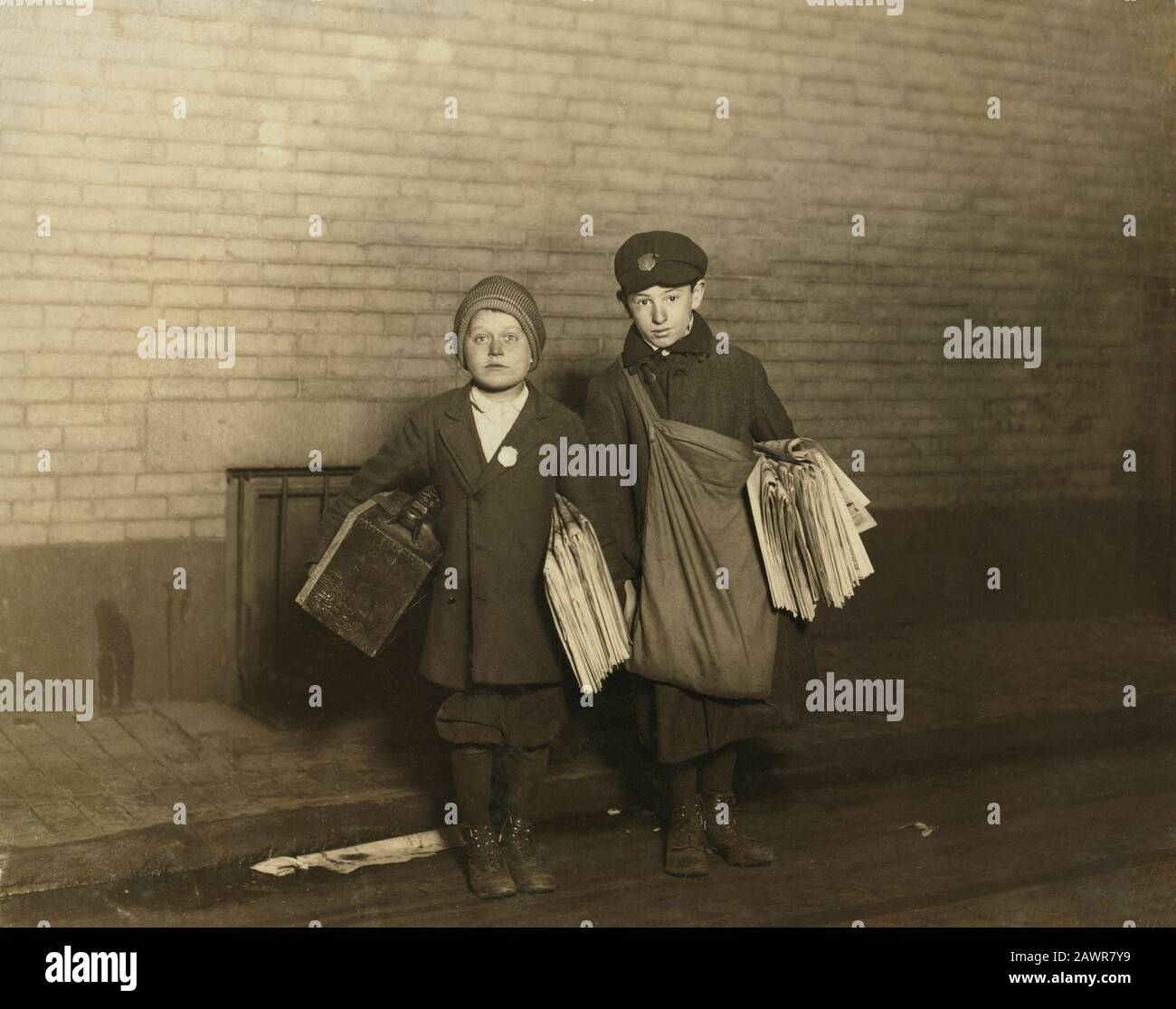 1912 , novembre , Providence, Rhode Island , USA : 1:00 DOMENICA, 24 novembre 1912, e ancora in vendita. Stanley Steiner, lo stivale nero e newsboy, è Foto Stock