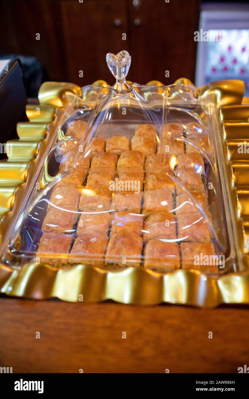 Colpo verticale di pasticceria dolce del Medio Oriente chiamato Baklava Foto Stock