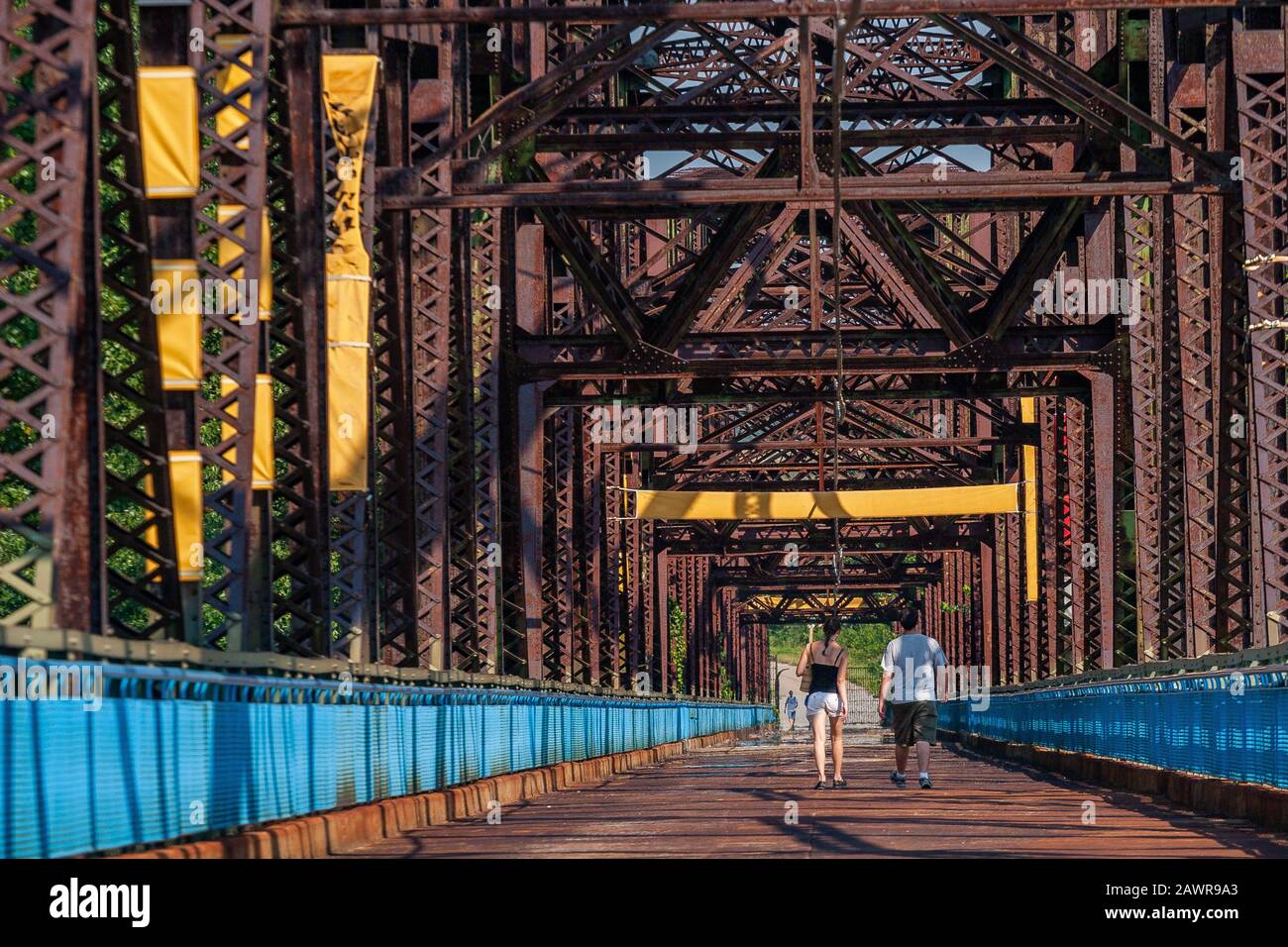 Due persone camminano sul Ponte della Vecchia catena delle rocce, l'ex Route 66 sul fiume Mississippi Foto Stock