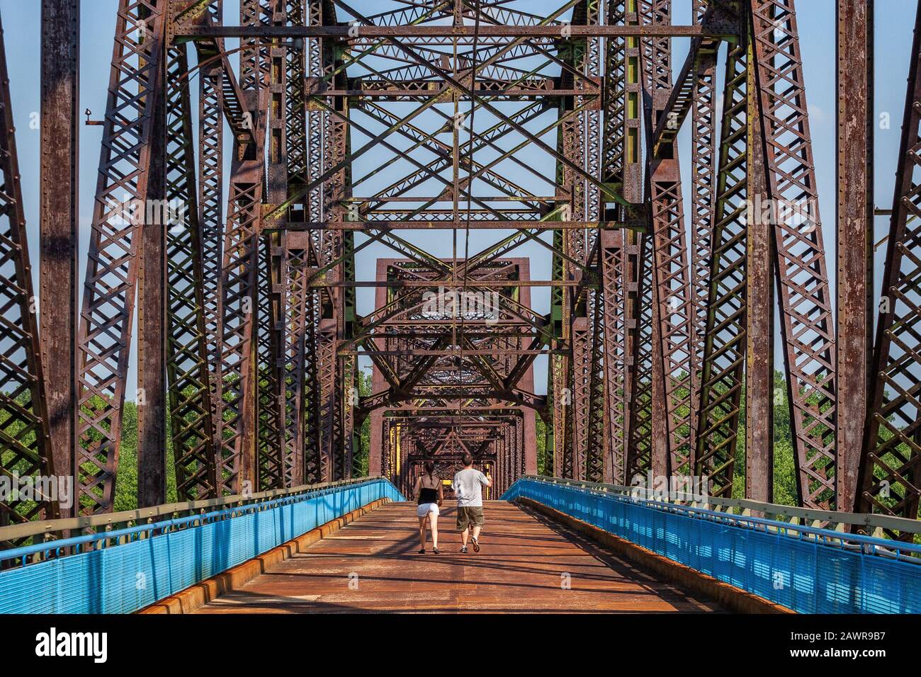 Due persone camminano sul Ponte della Vecchia catena delle rocce, l'ex Route 66 sul fiume Mississippi Foto Stock