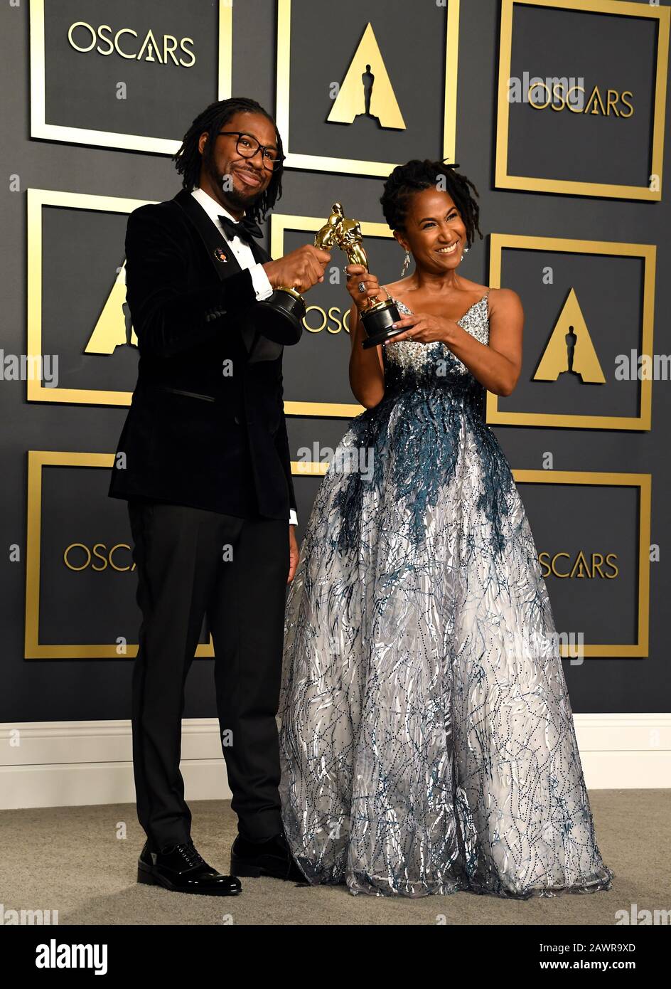 Matthew A. Cherry e Karen Rupert Toliver con il loro miglior cortometraggio Animato per l'amore dei capelli nella sala stampa al 92nd Academy Awards tenuto al Dolby Theatre di Hollywood, Los Angeles, USA. Foto Stock