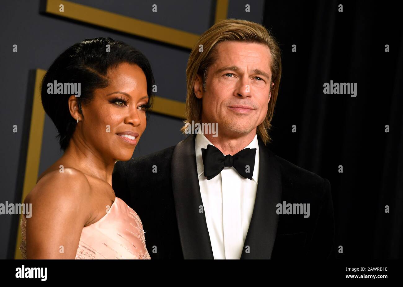 Regina King presenta Brad Pitt con il suo miglior attore di supporto Oscar Per Una Volta A Hollywood nella sala stampa al 92nd Academy Awards tenuto presso il Dolby Theatre di Hollywood, Los Angeles, USA. Foto Stock