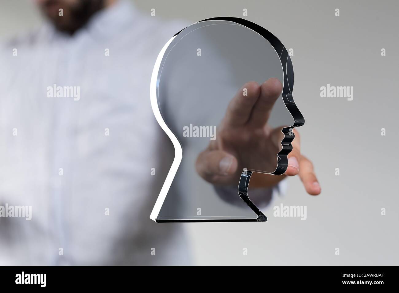 Persona che tocca una proiezione digitale di una testa umana - concetto creativo di pianificazione aziendale Foto Stock