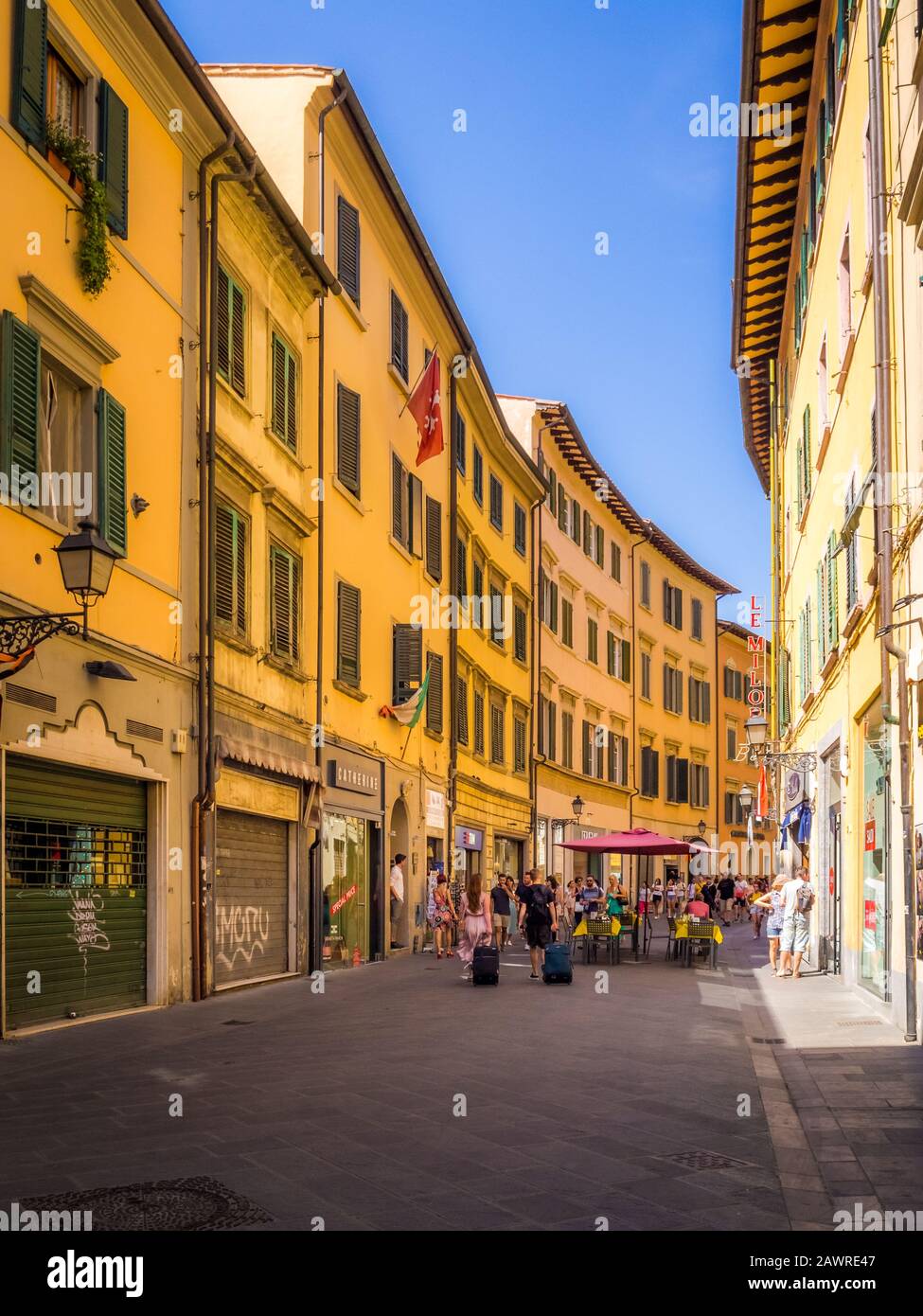 Pisa, ITALIA - Luglio 06, 2019: Via dello shopping corso Italia nel centro storico di Pisa con persone non identificate. Pisa è conosciuta in tutto il mondo per il suo traino pendente Foto Stock