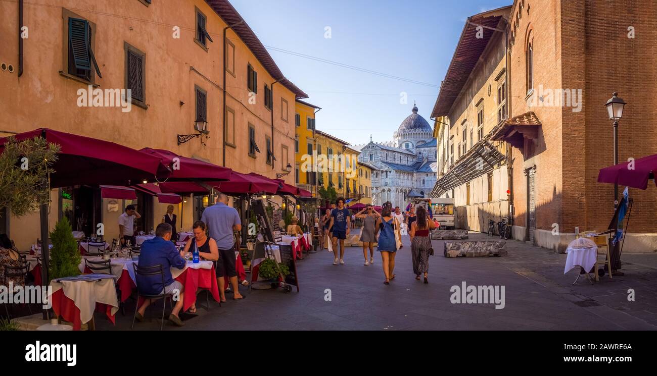 Pisa, ITALIA - Luglio 06, 2019: Via dello shopping corso Italia nel centro storico di Pisa con persone non identificate. Pisa è conosciuta in tutto il mondo per il suo traino pendente Foto Stock