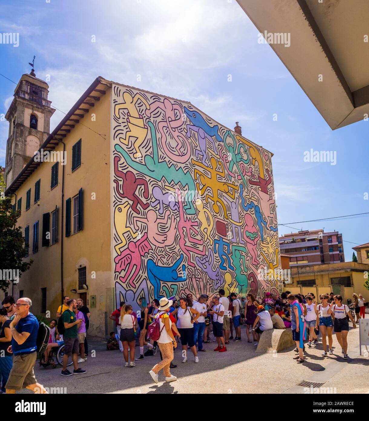 Pisa, ITALIA - 06 luglio 2019: Il Murale di Pisa (1989) di Keith Haring. Il tema della pace e dell'armonia nel mondo - sulla parete sud della Chiesa di Foto Stock