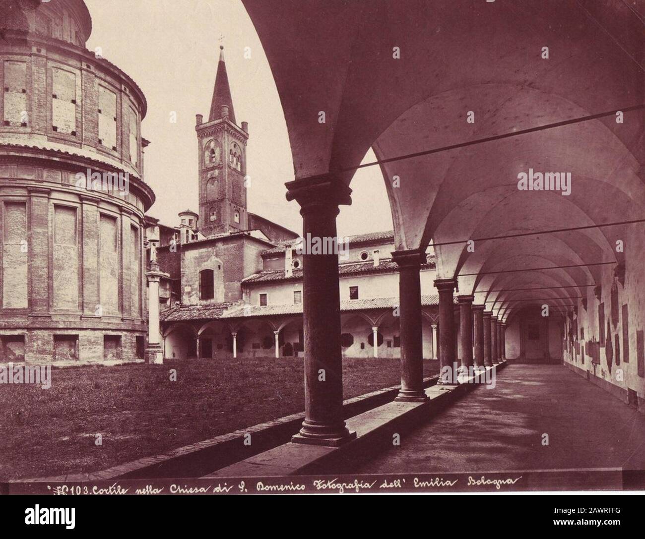 Fotografia dell'Emilia - n. 103 - Cortile nella chiesa di S. Domenico (Bologna). Foto Stock