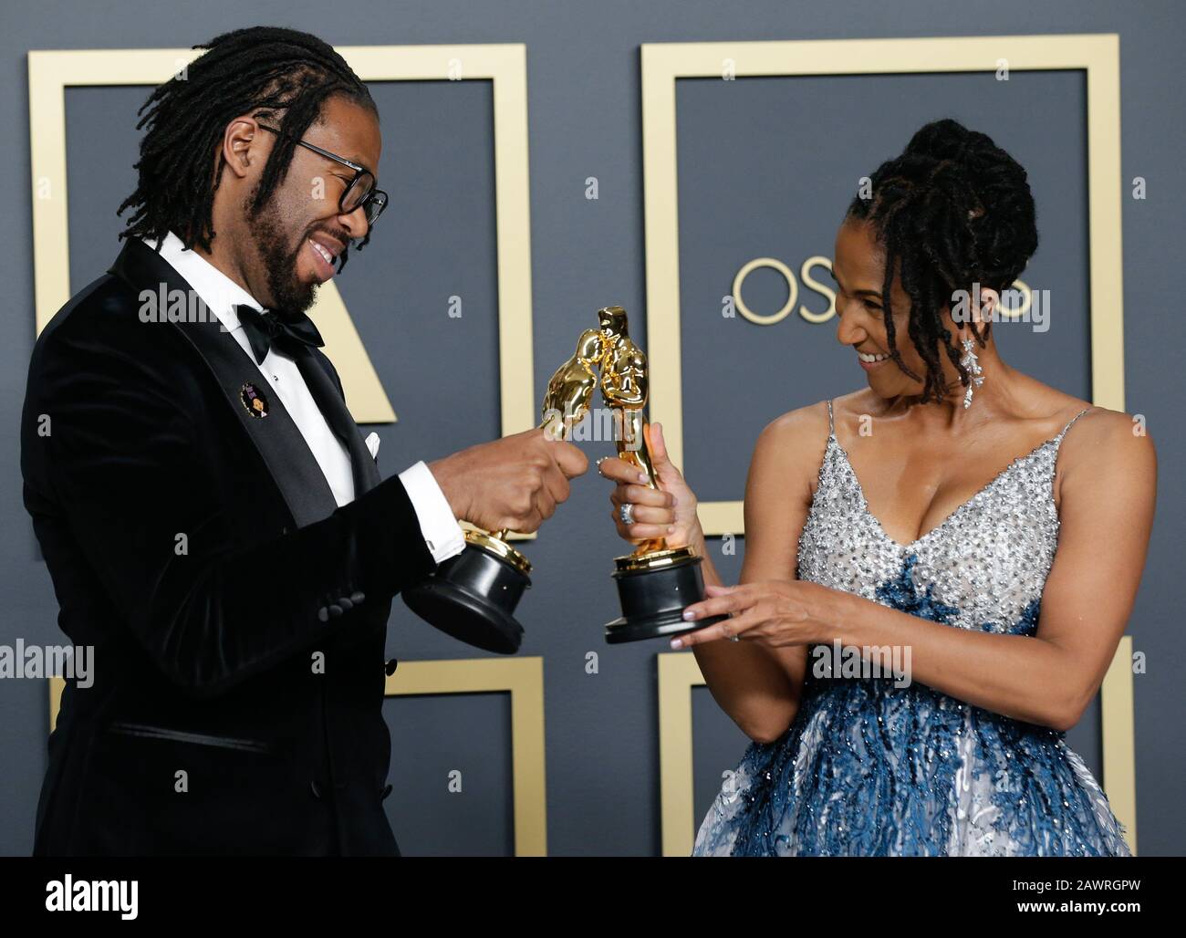 Los Angeles, Stati Uniti. 09th Feb, 2020. Matthew A. Cherry e Karen Rupert Toliver, vincitori Di Cortometraggio Animato per 'Hair Love', appaiono backstage con i loro Oscar durante il 92nd annuale Academy Awards al Loews Hollywood Hotel nella sezione di Hollywood di Los Angeles Domenica, 9 febbraio 2020. Foto di John Angelillo/UPI Credit: UPI/Alamy Live News Foto Stock