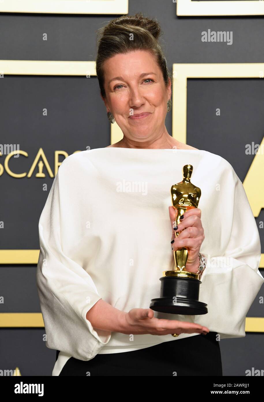 Jacgueline Durran accetta l'Oscar per il Costume Design per Le Piccole Donne nella sala stampa al 92nd Academy Awards tenutosi al Dolby Theatre di Hollywood, Los Angeles, USA. Foto Stock