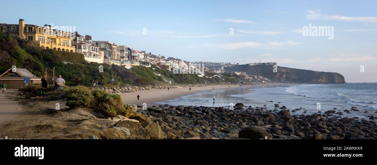 Panorama di Strands Beach sull'Oceano Pacifico con case di lusso e una spiaggia pubblica a Dana Point, California Foto Stock