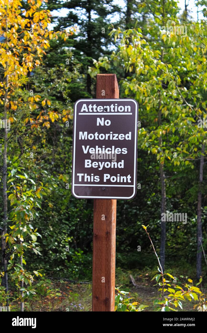 Un'attenzione nessun vehciles motorizzato oltre questo segno di punto Foto Stock