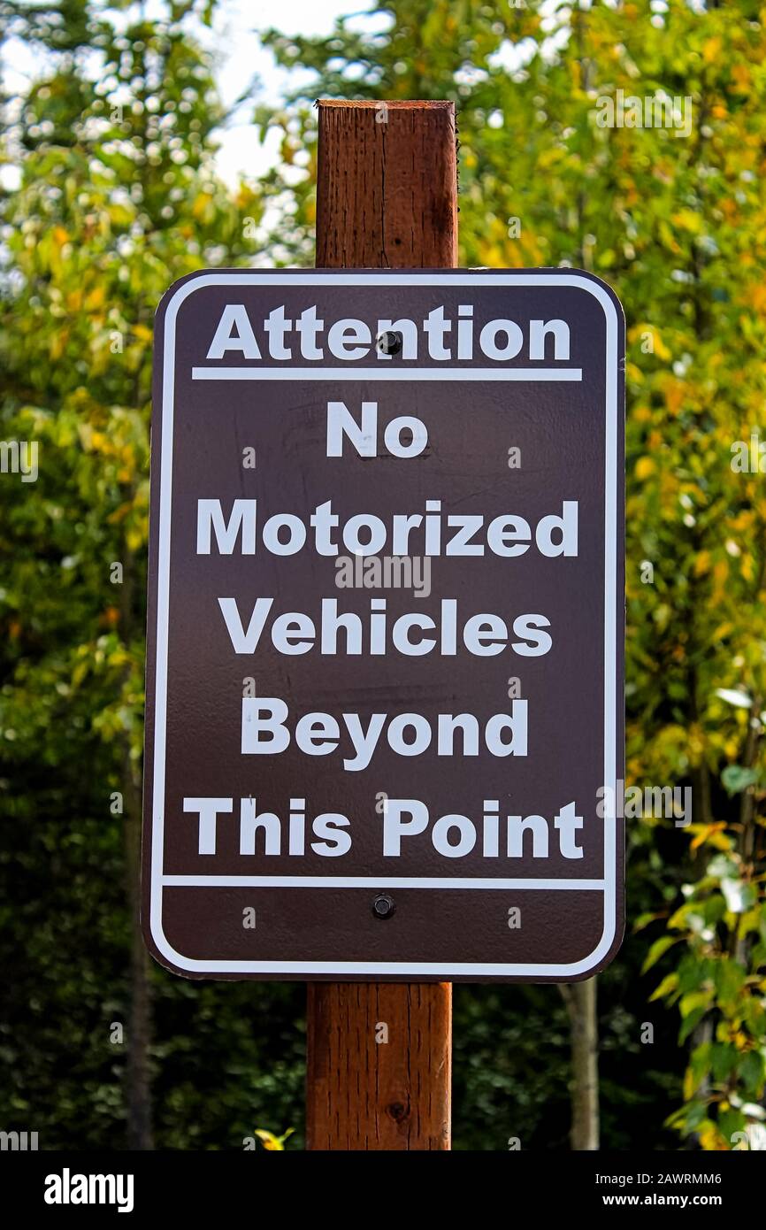 Un'attenzione nessun vehciles motorizzato oltre questo segno di punto Foto Stock