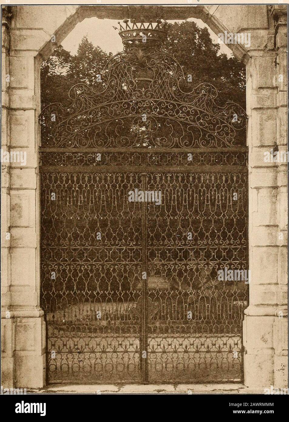 Il ferro nell'arte italiana; . Tav. LXIX. Cancello nel Palazzo Pisani, Venezia, sec. xv.{Fot. Naya, Venezia). IL MILLESEICENTO E IL MILLESETTECENTO SINO VERSO LA FINE 273. Tav. L/XX. - Cancello nella Villa reale di Strà, sec. xvm.{Fot. Alinari, Firenze). 35 IL MILLESEICEENTO E IL MILLESETTECENTO SINO VERSO LA FINE 275 Foto Stock