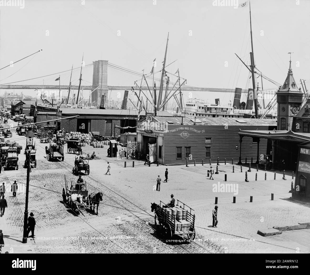 1898 ca, NEW YORK , USA : South Street e Ponte di Brooklyn, New York City . Il grande ponte sospeso East River, aperto il 24 maggio 1883 -- Conn Foto Stock