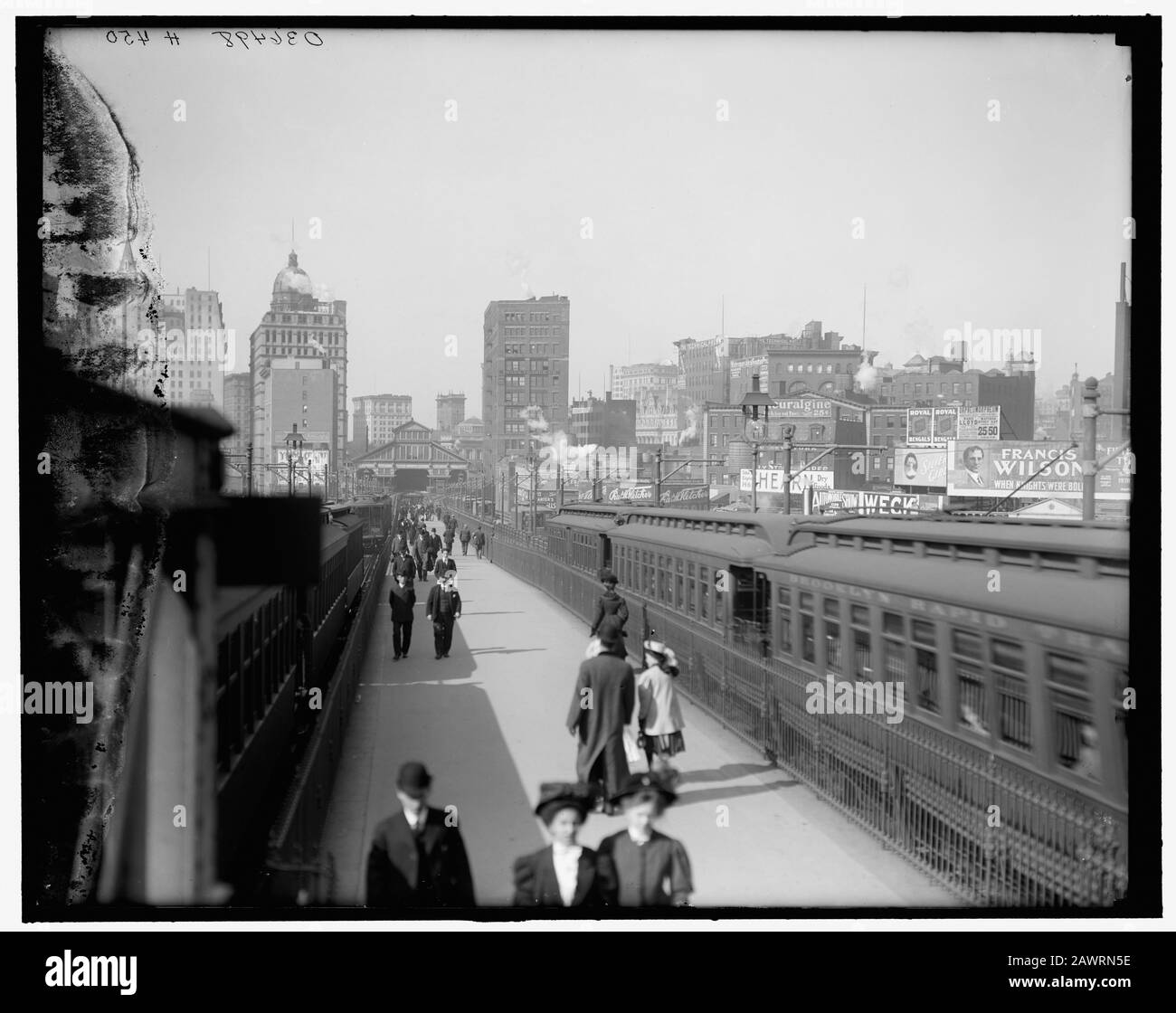 1903 ca, NEW YORK , USA : Stazione ferroviaria del Terminal di Brooklyn . Il grande ponte sospeso East River, aperto il 24 maggio 1883 -- Che Collega la citie Foto Stock