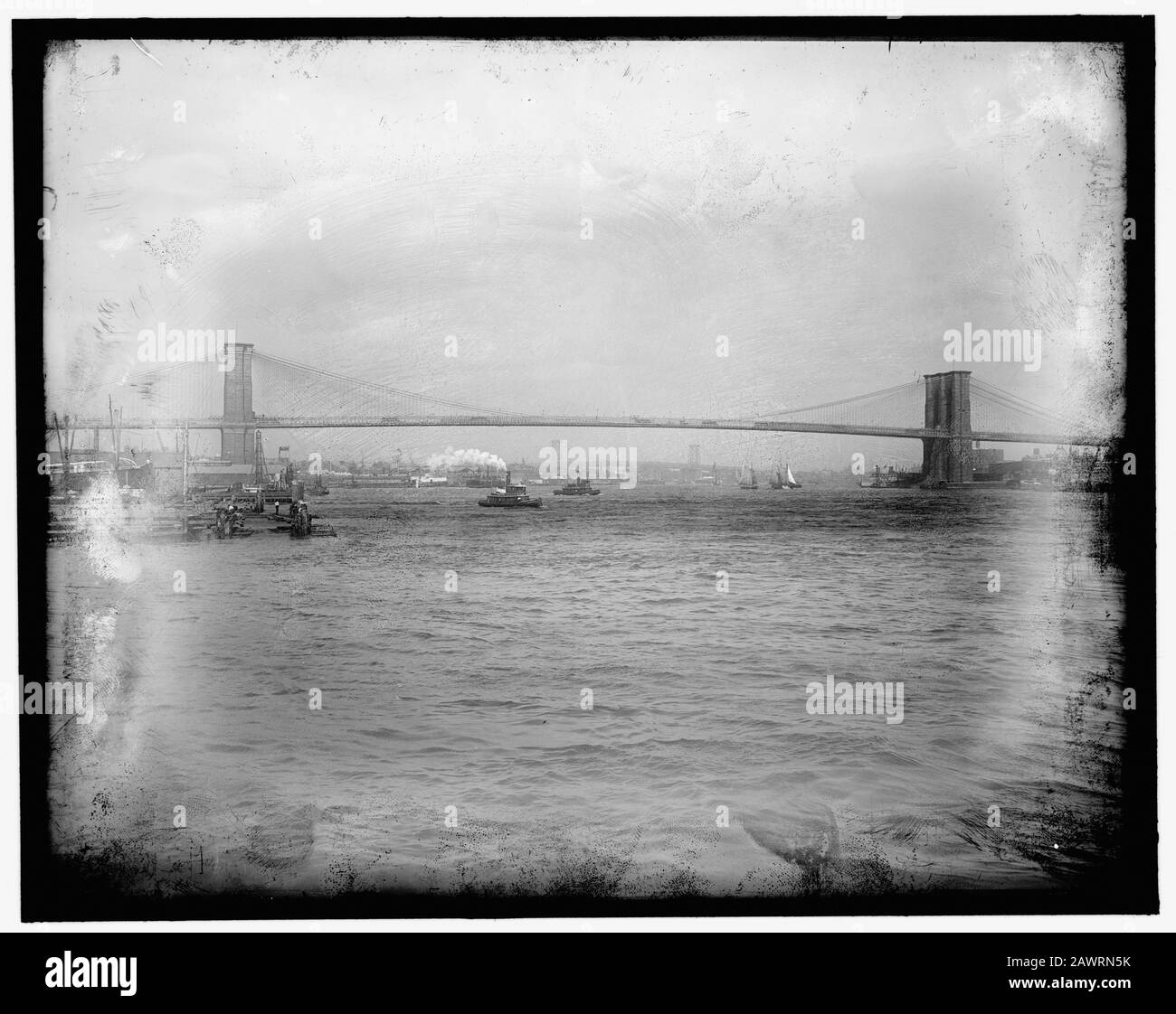 1900 ca, NEW YORK , USA : il grande ponte sospeso East River, aperto il giorno 24 maggio 1883 -- Che Collega le città di New York e Brooklyn . Pho Foto Stock