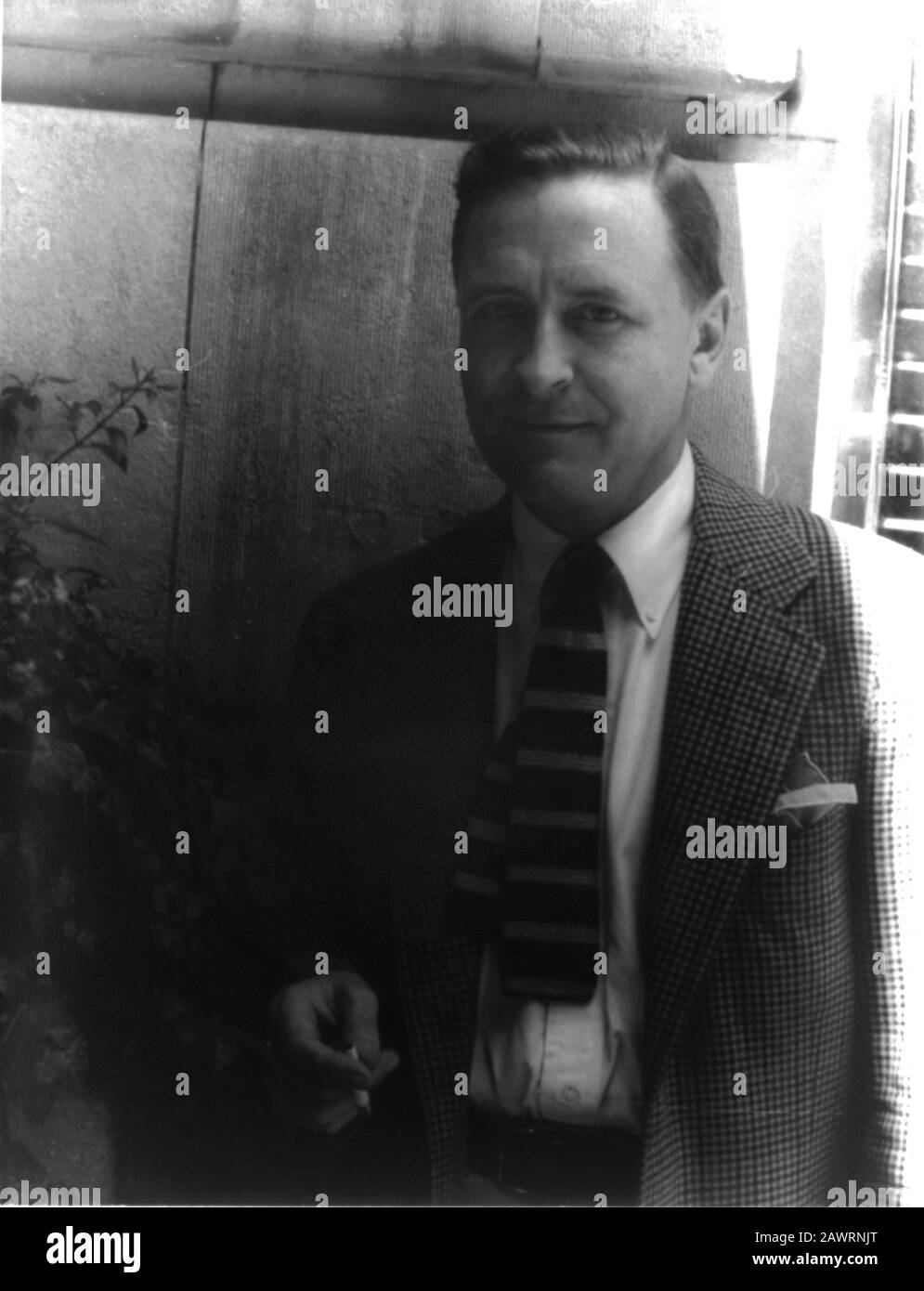 1937 , NEW YORK, USA : lo scrittore americano FRANCIS SCOTT FITZGERALD ( 1896 - 1940 ) fuori dall'Algonquin Hotel di New York , foto di CARL VAN VECHT Foto Stock